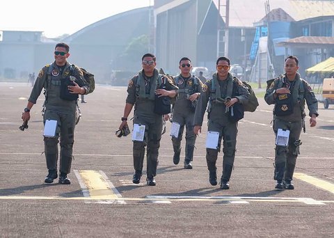 Penerbang TNI AU sebelum melakukan demo udara HUT ke-89 TNI di Lanud Halim Perdanakusuma, Jakarta Timur, Minggu (5/10/2025).