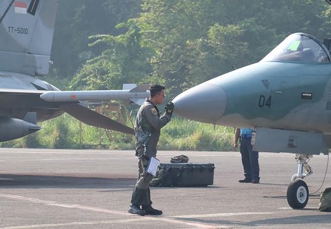 Penerbang TNI AU sebelum melakukan demo udara HUT ke-89 TNI di Lanud Halim Perdanakusuma, Jakarta Timur, Minggu (5/10/2025).