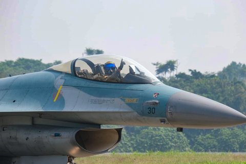 Penerbang TNI AU sebelum melakukan demo udara HUT ke-89 TNI di Lanud Halim Perdanakusuma, Jakarta Timur, Minggu (5/10/2025).
