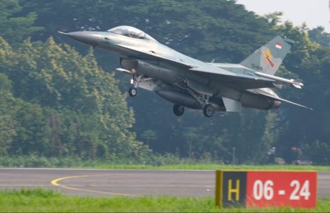 Pesawat temput TNI AU saat melakukan demo udara HUT ke-89 TNI di Lanud Halim Perdanakusuma, Jakarta Timur, Minggu (5/10/2025).