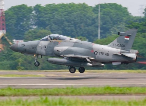 Pesawat temput TNI AU saat melakukan demo udara HUT ke-89 TNI di Lanud Halim Perdanakusuma, Jakarta Timur, Minggu (5/10/2025).