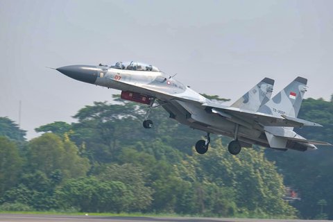 Pesawat temput TNI AU saat melakukan demo udara HUT ke-89 TNI di Lanud Halim Perdanakusuma, Jakarta Timur, Minggu (5/10/2025).