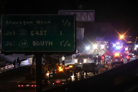 Sebuah helikopter medis jatuh di Jalan Raya 50,  di Sacramento, California Amerika Serikat.Senin, (06/10/2025) waktu setempat.