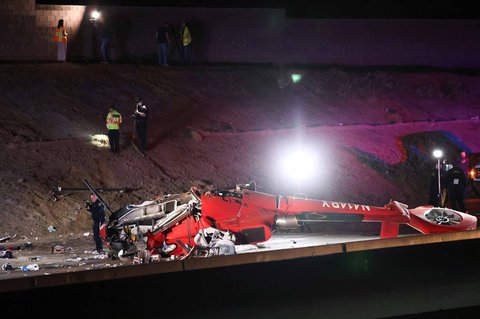 Sebuah helikopter medis jatuh di Jalan Raya 50,  di Sacramento, California Amerika Serikat.Senin, (06/10/2025) waktu setempat.
