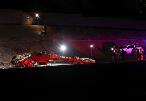 Sebuah helikopter medis jatuh di Jalan Raya 50,  di Sacramento, California Amerika Serikat.Senin, (06/10/2025) waktu setempat.