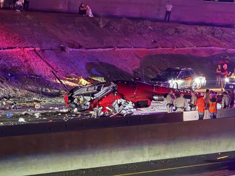 Sebuah helikopter medis jatuh di Jalan Raya 50,  di Sacramento, California Amerika Serikat.Senin, (06/10/2025) waktu setempat.