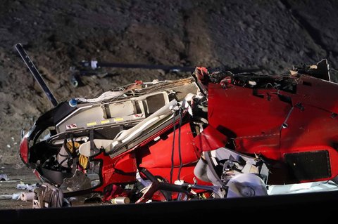 Sebuah helikopter medis jatuh di Jalan Raya 50,  di Sacramento, California Amerika Serikat.Senin, (06/10/2025) waktu setempat.