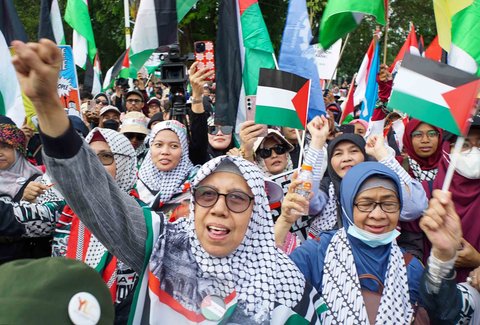 Massa menggelar demonstrasi solidaritas Palestina di depan Kedutaan Besar AS di Jakarta, Indonesia, Selasa (07/10/2025).