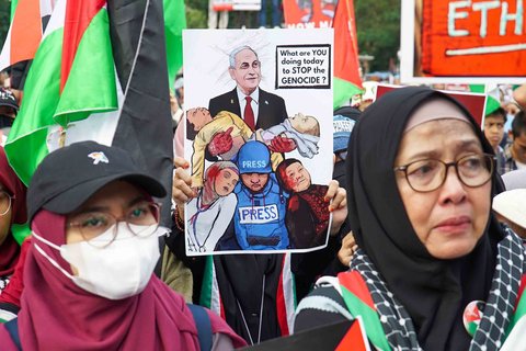 Massa menggelar demonstrasi solidaritas Palestina di depan Kedutaan Besar AS di Jakarta, Indonesia, Selasa (07/10/2025).