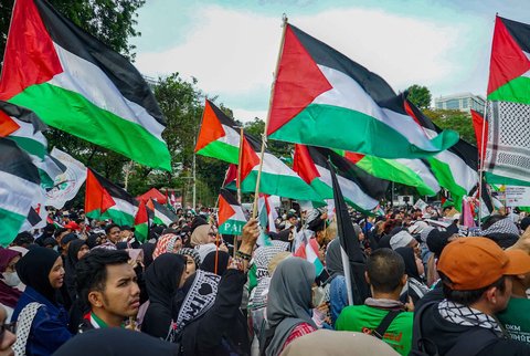 Massa menggelar demonstrasi solidaritas Palestina di depan Kedutaan Besar AS di Jakarta, Indonesia, Selasa (07/10/2025).