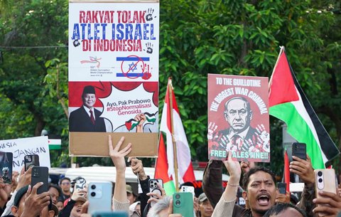 Massa menggelar demonstrasi solidaritas Palestina di depan Kedutaan Besar AS di Jakarta, Indonesia, Selasa (07/10/2025).