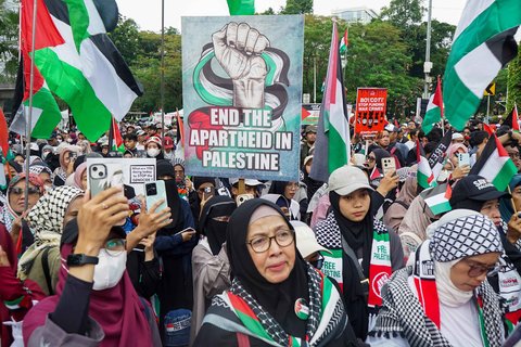 Massa menggelar demonstrasi solidaritas Palestina di depan Kedutaan Besar AS di Jakarta, Indonesia, Selasa (07/10/2025).