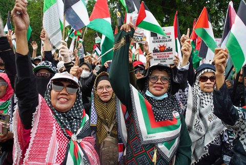 Massa menggelar demonstrasi solidaritas Palestina di depan Kedutaan Besar AS di Jakarta, Indonesia, Selasa (07/10/2025).