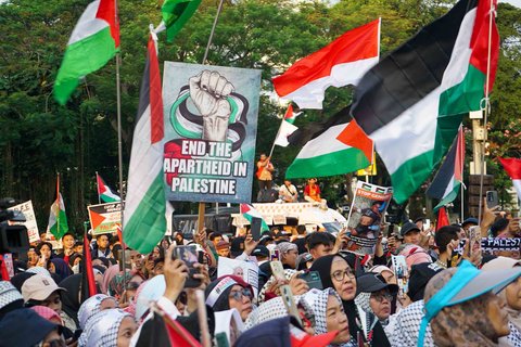 Massa menggelar demonstrasi solidaritas Palestina di depan Kedutaan Besar AS di Jakarta, Indonesia, Selasa (07/10/2025).