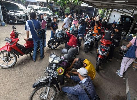 Sejumlah warga antre saat mengikuti pemutihan pembayaran Pajak Kendaraan Bermotor (PKB) di Samsat Cinere, Depok,  Jawa Barat, Jumat (11/4/2025).