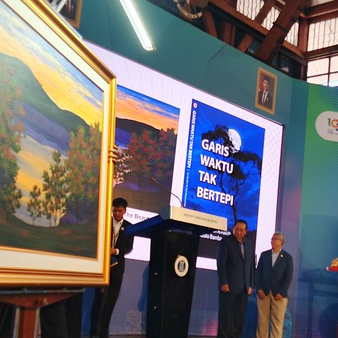 SBY Tuangkan Kenangan di Bandung Lewat Lukisan 