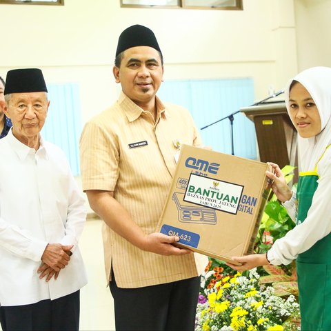 Wakil Gubernur Jawa Tengah, Taj Yasin Maimoen menyerahkan bantuan modal usaha kepada 10 orang pelaku usaha.
