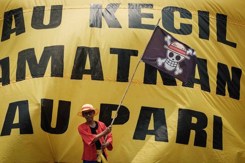 Ratusan warga Pulau Pari  melakukan aki unjuk rasa di depan Gedung  Kementerian Kelautan dan Perikanan (KKP), Jakarta, Rabu (08/10/2025).