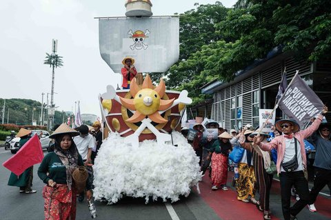 Ratusan warga Pulau Pari  melakukan aki unjuk rasa di depan Gedung  Kementerian Kelautan dan Perikanan (KKP), Jakarta, Rabu (08/10/2025).