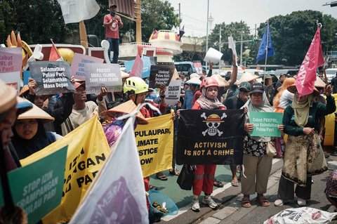 Ratusan warga Pulau Pari  melakukan aki unjuk rasa di depan Gedung  Kementerian Kelautan dan Perikanan (KKP), Jakarta, Rabu (08/10/2025).