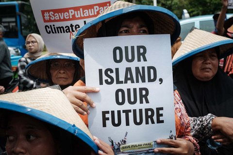 Ratusan warga Pulau Pari  melakukan aki unjuk rasa di depan Gedung  Kementerian Kelautan dan Perikanan (KKP), Jakarta, Rabu (08/10/2025).