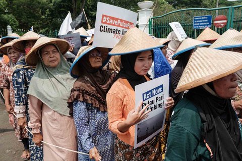 Ratusan warga Pulau Pari  melakukan aki unjuk rasa di depan Gedung  Kementerian Kelautan dan Perikanan (KKP), Jakarta, Rabu (08/10/2025).