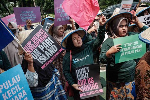 Ratusan warga Pulau Pari  melakukan aki unjuk rasa di depan Gedung  Kementerian Kelautan dan Perikanan (KKP), Jakarta, Rabu (08/10/2025).