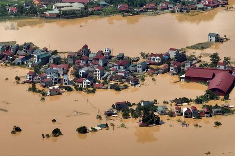 Foto udara ini menunjukkan sebuah desa yang terendam banjir di komune That Khe setelah hujan deras akibat Topan Matmo di Provinsi Lang Son Vietnam, Rabu (08/10/2025).
