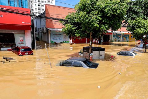 Mobil-mobil terendam banjir setelah hujan deras akibat Topan Matmo di kota Thai Nguyen,Vietnam, Rabu (08/10/2025).