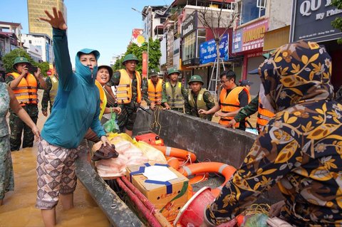 Tentara mengirimkan bantuan dengan perahu ke tempat penampungan pasca Topan Matmo di Thai Nguyen, Vietnam, Rabu (08/10/2025).