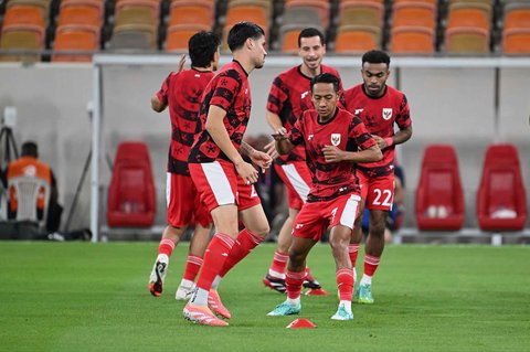 Para pemainTimnas  Indonesia melakukan pemanasan sebelum pertandingan babak keempat Grup B Kualifikasi Piala Dunia 2026 zona Asia antara Arab Saudi dan Indonesia di Stadion Alinma Bank, King Abdullah Sports City, Jeddah, Arab Saudi, Rabu, (08/10/2025) waktu setempat.