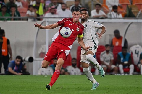 Pemain Timnas  Indonesia Jay Noah Idzes (kiri) berebut bola  pemain Arab Saudi Aiman Yahya dalam pertandingan babak keempat kualifikasi Piala Dunia 2026 Grup B antara Arab Saudi dan Indonesia di Stadion Alinma Bank, King Abdullah Sports City, Jeddah, Arab Saudi, Rabu, (08/10/2025) waktu setempat.