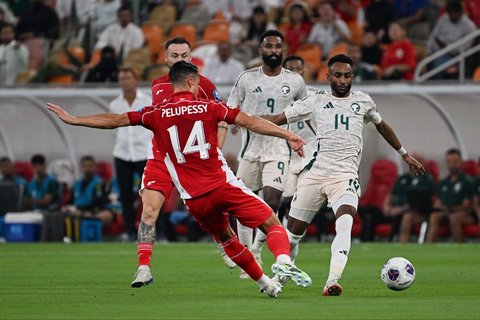 Pemain Timnas  Indonesia Joey Pelupessy berebut bola dengan pemain Arab Saudi Moteb Alharbi dalam pertandingan babak keempat kualifikasi Piala Dunia 2026 Grup B antara Arab Saudi dan Indonesia di Stadion Alinma Bank, King Abdullah Sports City, Jeddah, Arab Saudi, Rabu, (08/10/2025) waktu setempat.