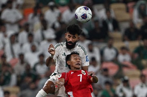 Pemain Timnas  Indonesia Beckham Putra Nugraha berebut bola dengan pemain Arab Saudi Nawaf Bu Washl dalam pertandingan babak keempat kualifikasi Piala Dunia 2026 Grup B antara Arab Saudi dan Indonesia di Stadion Alinma Bank, King Abdullah Sports City, Jeddah, Arab Saudi, Rabu, (08/10/2025) waktu setempat.