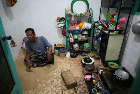 Warga duduk di atas pasir di dapur rumahnya di Desa Legung Timur, Sumenep, Pulau Madura, Indonesia, Selasa, (09/09/2025).