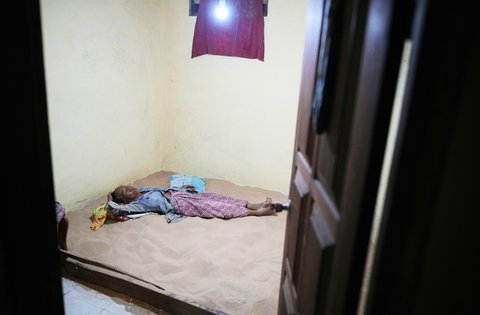 Seorang nenek  terbaring di atas kasur pasir di kamar tidurnya di Desa Legung Timur, Sumenep, Pulau Madura, Indonesia, Selasa, (09/09/2025).