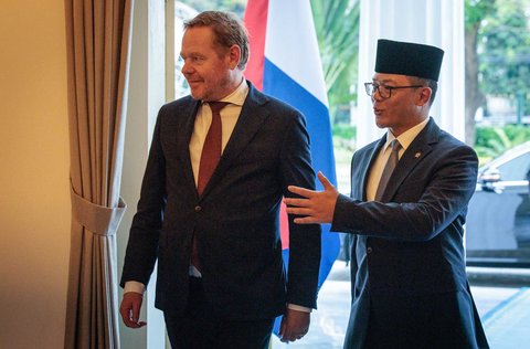 Menteri Luar Negeri Indonesia Sugiono  menyambut mitranya Menlu Belanda David van Weel sebelum pertemuan bilateral mereka di Kementerian Luar Negeri, Jakarta, Kamis (09/10/2025).