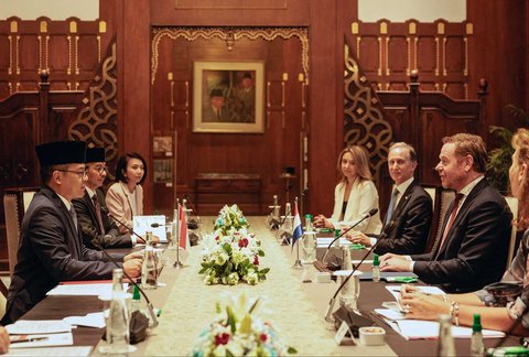 Menteri Luar Negeri Indonesia Sugiono dan mitranya dari Belanda David van Weel menghadiri pertemuan bilateral di Kementerian Luar Negeri, Jakarta, Kamis (09/10/2025).