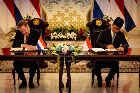 Menteri Luar Negeri Indonesia Sugiono dan mitranya dari Belanda David van Weel menandatangani perjanjian kerja sama setelah pertemuan bilateral di Kementerian Luar Negeri, Jakarta, Kamis (09/10/2025).