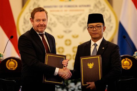Menteri Luar Negeri Indonesia Sugiono dan mitranya dari Belanda David van Weel usai menandatangani perjanjian kerja sama bilateral di Kementerian Luar Negeri, Jakarta, Kamis (09/10/2025).