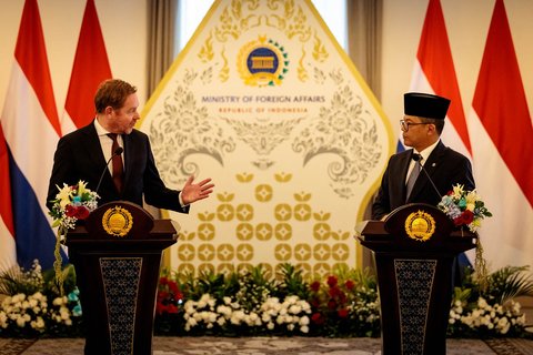 Menteri Luar Negeri Indonesia Sugiono dan mitranya dari Belanda David van Weel usai menandatangani perjanjian kerja sama bilateral di Kementerian Luar Negeri, Jakarta, Kamis (09/10/2025).