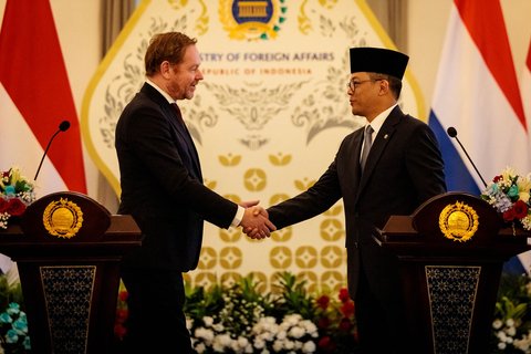 Menteri Luar Negeri Indonesia Sugiono dan mitranya dari Belanda David van Weel usai menandatangani perjanjian kerja sama bilateral di Kementerian Luar Negeri, Jakarta, Kamis (09/10/2025).