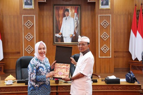 Kepala BMKG Dwikorita Karnawati dan Gubernur Bali I Wayan Koster