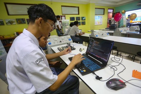 Siswa beraktifitas pada ruang kelas salah satu kelas di SMA Cahaya Rancamaya Islamic Boarding School, Kota Bogor, Jawa Barat, Kamis (09/10/2025).