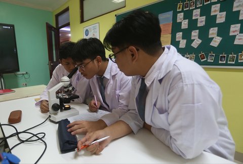 Siswa beraktifitas pada ruang kelas salah satu kelas di SMA Cahaya Rancamaya Islamic Boarding School, Kota Bogor, Jawa Barat, Kamis (09/10/2025).