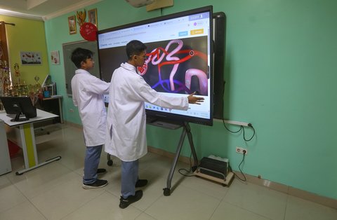 Siswa beraktifitas pada ruang kelas salah satu kelas di SMA Cahaya Rancamaya Islamic Boarding School, Kota Bogor, Jawa Barat, Kamis (09/10/2025).
