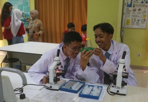 Siswa beraktifitas pada ruang kelas salah satu kelas di SMA Cahaya Rancamaya Islamic Boarding School, Kota Bogor, Jawa Barat, Kamis (09/10/2025).