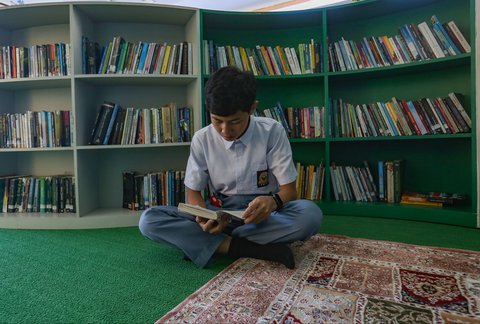 Siswa beraktifitas pada ruang kelas salah satu kelas di SMA Cahaya Rancamaya Islamic Boarding School, Kota Bogor, Jawa Barat, Kamis (09/10/2025).