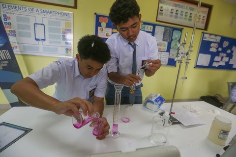 Siswa beraktifitas pada ruang kelas salah satu kelas di SMA Cahaya Rancamaya Islamic Boarding School, Kota Bogor, Jawa Barat, Kamis (09/10/2025).