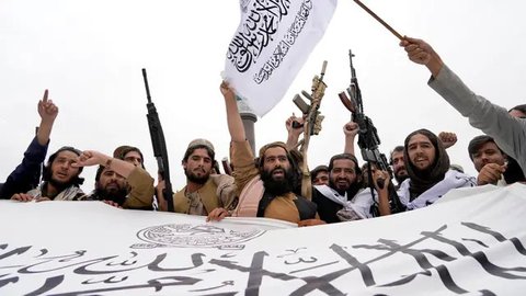 Pasukan Taliban merayakan satu tahun sejak mereka merebut Kabul di depan Kedutaan Besar AS di Kabul, Afghanistan, Senin (15/8/2022). Taliban memperingati tahun pertama pengambilalihan kekuasa